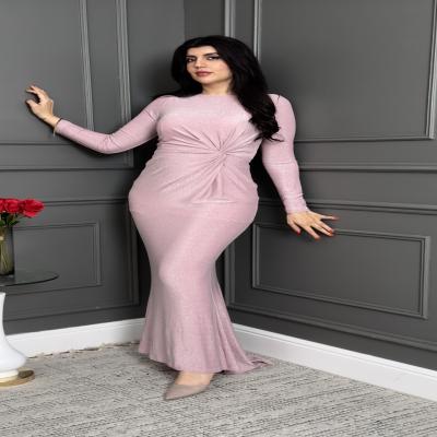 فستان نسائي أنيق بلمعة ناعمة وتصميم مميز