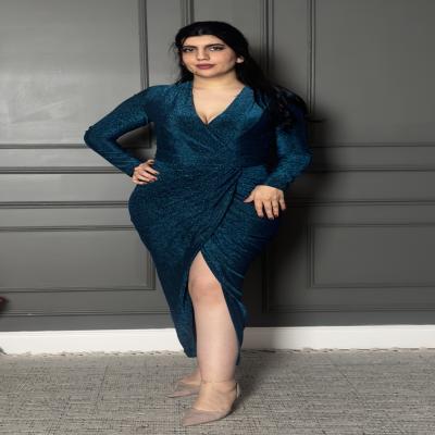 فستان نسائي ناعم بفتحة أمامية ولمعان مميز